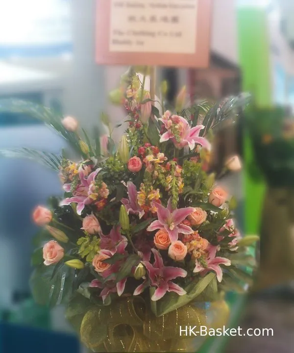 開張花籃 (6) - 我們的柔和和諧擺設充滿了柔和的粉紅百合和桃色玫瑰，為任何慶祝的盛大開幕開張花籃提供一個寧靜而溫馨的外觀。