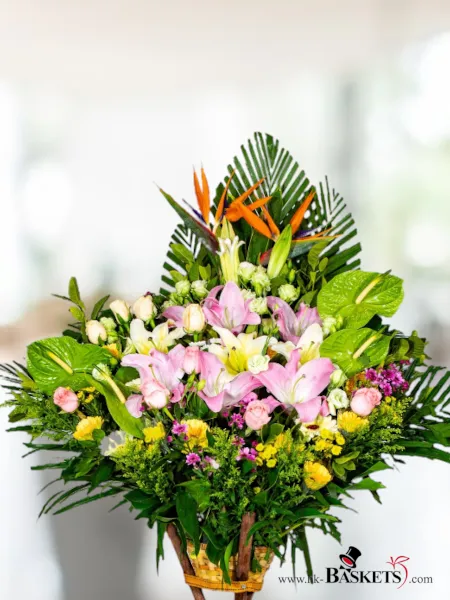 開張花籃 (12) - 熱帶夢幻花束以粉紅百合、熱帶芭蕉和一系列鮮豔的時令花卉活潑混合，開張花籃非常適合慶祝盛大場合。