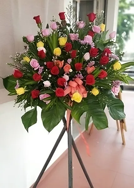 開張花籃 (13) - 熱帶夢幻花束以粉紅百合、熱帶芭蕉和一系列鮮豔的時令花卉活潑混合，開張花籃非常適合慶祝盛大場合。